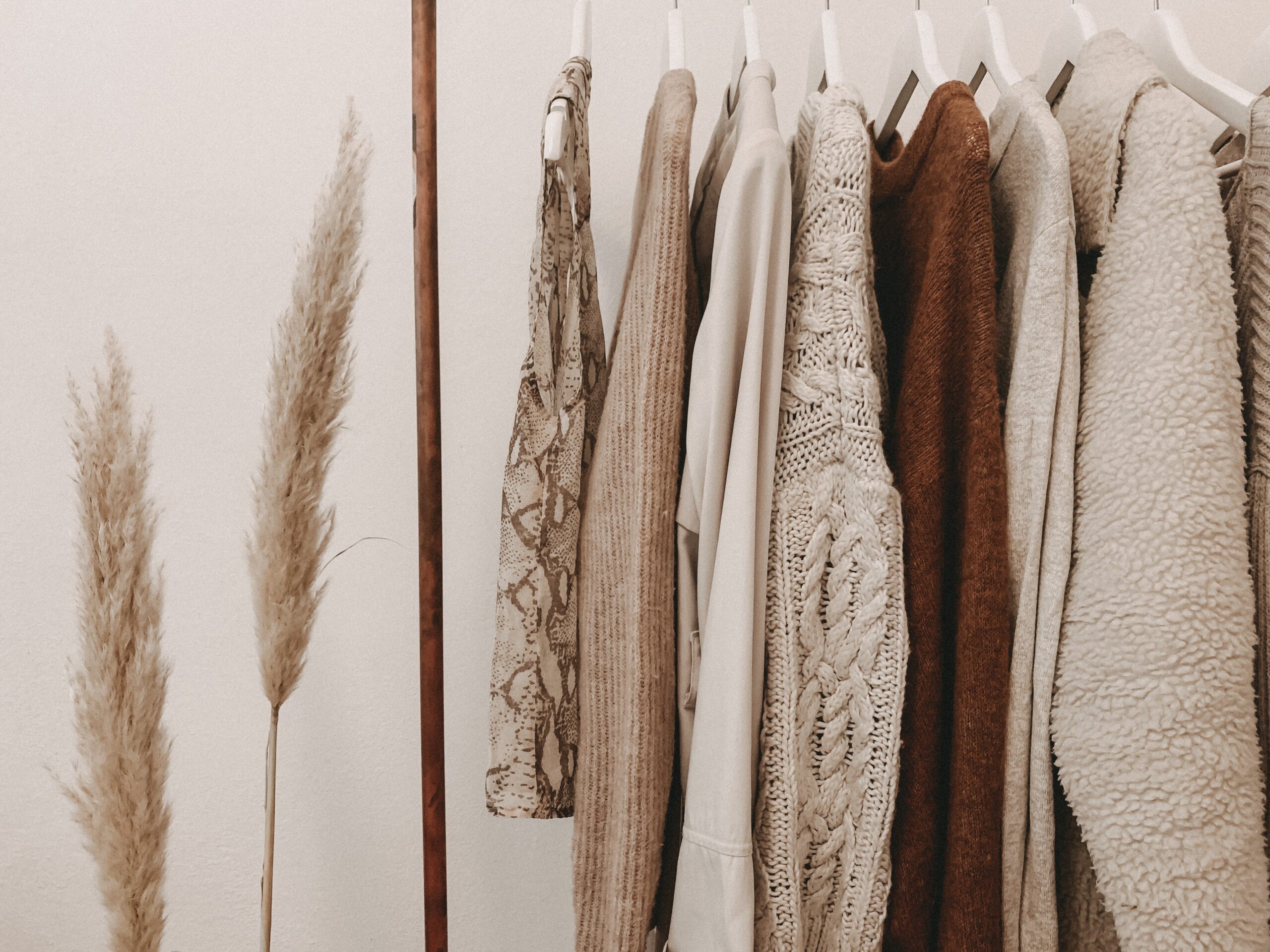 hanged top on brown and white clothes horse